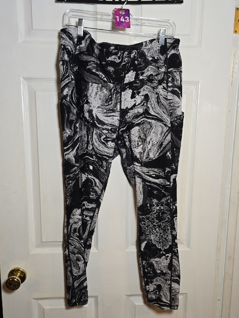 143 torrid 2 2X Black & White Marble Print Leggings